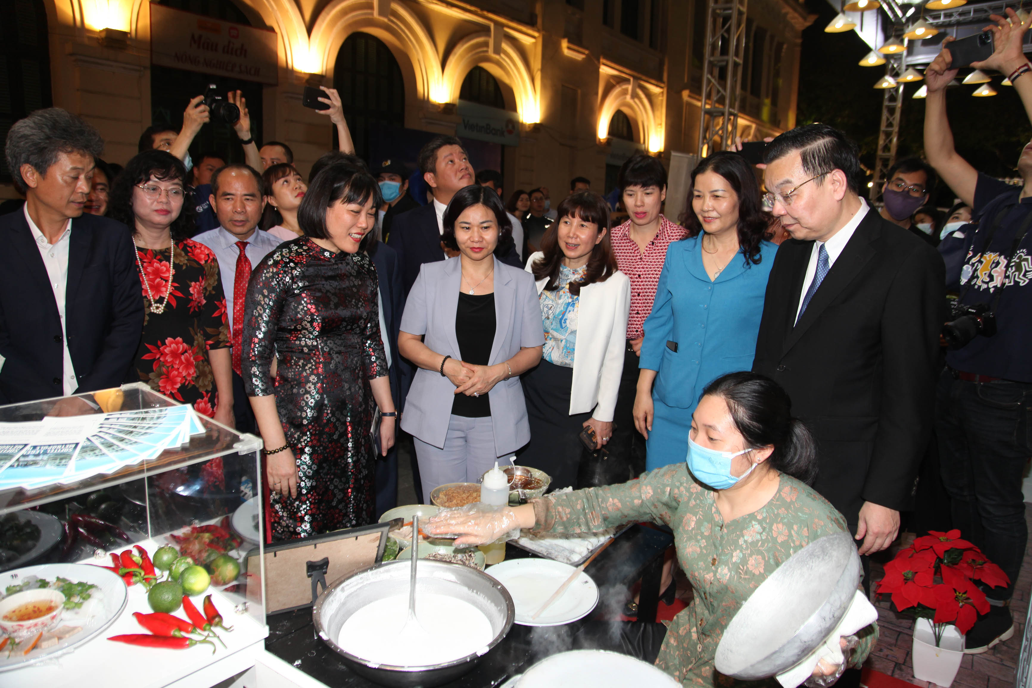 Các đại biểu tham quan gian hàng của Tổng công ty DL Hà Nội